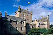 Schloss Cawdor im Sonnenlicht, Nairn, Highlands, Schottland, Grossbritannien, Europa