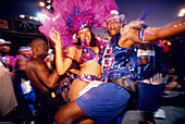 Menschen in Kostüm beim Tanzen und Feiern, Karnival, Port of Spain, Trinidad und Tobago, Karibik