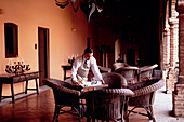 Kellner serviert Frühstück in einem Hotel, Santo Domingo, Dominikanischen Republik