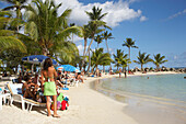 Strandverkäufer am Strand in Sainte-Anne, Grande-Terre, Guadeloupe, Karibisches Meer, Karibik, Amerika