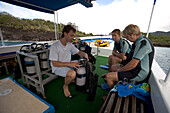 Menschen auf einem Boot der Les Heures Saines Tauchschule, Bouillante, Basse-Terre, Guadeloupe, Karibik, Amerika