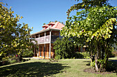 Haus mit Garten im Sonnenlicht, Masters House, Cafeiere Beausejour, Pointe-Noire, Basse-Terre, Guadeloupe, Karibik, Amerika