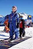 Kinder in der Skischule Arlberg, Gampen, St. Anton, Tirol, Österreich, Europa