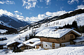 Skihütte an verschneitem Hang, Saalbach, Salzburger Land, Österreich, Europa