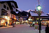 Beleuchtete Läden in der Fussgängerzone am Abend, St. Anton, Tirol, Österreich, Europa
