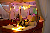 Menschen sitzen auf einem Bett im Themenrestaurant BED, South Beach, Miami, Florida, USA, Amerika