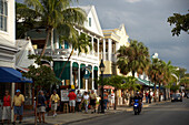Leute in der Duval Straße, Key West, Florida Keys, Florida, USA