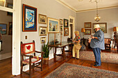 Zwei Touristen im Wohnzimmer, Haus und Museum von Ernest Hemingway, Key West, Florida Keys, Florida, USA