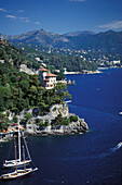Küstenlandschaft und Berge, Hafen bei Portofino, Ligurien, Italien