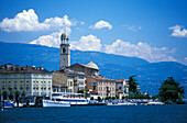 Blick auf die Stadt vom See, Gardasee, Trentino, Italien