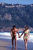Paar beim Strandspaziergang, Alanya, Tuerkische Riviera Tuerkei
