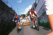 Korbschlittenfahrer, Mountainbiker, Weg von Monte nach Funchal Madeira, Portugal