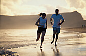 Paar beim Joggen am Strand, Porto Santo Madeira