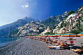 Strand mit Sonnenliegen und Sonnenschirme, Positano, Kampanien, Italien