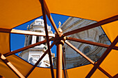 Blick durch Sonnenschirm auf Kathedrale, Cadiz, Andalusien, Spanien, Europa