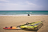 Windsurfbrett am Strand, Playa Valdevaqueros, Costa de la Luz, Cadiz, Andalusien, Spanien, Europa