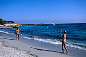 Ein Paar spielt am strand, beach, Plage de Palambaggio, Korsika, Frankreich