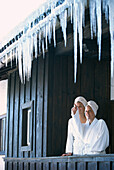Zwei Frauen auf Balkon, Hotel Tannenhof, Bad Wiessee, Bayern, Deutschland