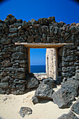 Ausblick durch das Fenster, Steinmauer, Ruine in der nähe, Cotillo, Fuerteventura, Kanarische Inseln, Spanien
