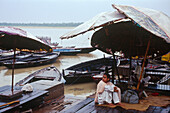 Pilgrim, Ganges river, Dasaswamedh Ghat, Varanasi, Benares, Uttar Pradesh, India