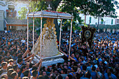 Pilger tragen die Jungfrau von El Rocío, Andalusien, Spanien