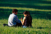 Ein Paar im Park, Parco Demidoff, Pratolino in der nähe von Florenz, Toskana, Italien