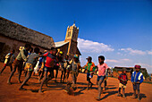 Jungen spielen Fußball, Berangotra, Madagaskar