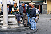Gruppe von Männer, Piazza della Sale, Pistoia, Toskana, Italien