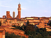 Blick auf die Torre del Mangia, Siena, Toskana, Italien