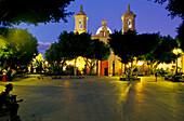 Blick auf die beleuchtete Kirche von Agüimes, Kanarische Inseln, Spanien