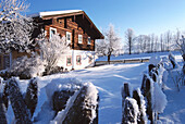 Verschneites Haus mit Winterlandschaft, Gartenzaum, Radstadt, Steiermark, Österreich
