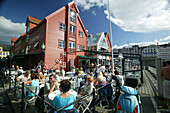 Leute in einem Straßencafe, Vagen, Bergen, Hordaland, Norwegen