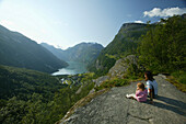 Mutter und Tochter betrachten den Ausblick über Geiranger Fiord, More og Romsdal, Norwegen