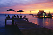 Menschen bei Romantik Sonnenuntergang, am Steg des Divi Flamingo, Divi Flamingo Beach Resort, Bonaire, ABC Inseln, Niederländische Antillen, Antillen, Karibik