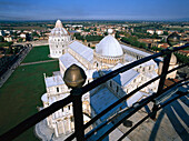Blick vom Schiefen Turm auf eine Kathedrale, Pisa, Toskana, Italien