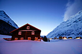 Bauernhaus in der Nähe von Galtür in der Morgendämmerung, Ballunspitze im Hintergrund, Galtuer, Tyrol, Österreich