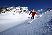 Skifahrer beim Skifahren, Ballunspitze, Wirl in der Nähe von Galtuer, Tyrol, Österreich