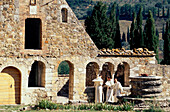 Klosterbrüder im Garten, d. Klosters San Antimo b. Montalcino Toskana, Italien