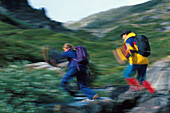 Wanderer überqueren Bach, Dumdalen, Jotumheimen NP Norwegen