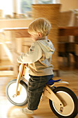 Zweieinhalbjähriger Junge auf Laufrad, like-a-bike, Kind, Kindheit