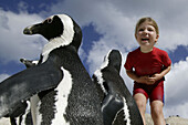 Mädchen freut sich über Pinguine, Boulder Beach near Simons Town, Western Cape, Südafrika