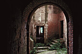 Ruins, Sorano, Toskana, Italien