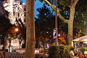 Menschen in einem Restaurant und Casa Batllo am Abend, Passeig de Gracia, Barcelona, Spanien, Europa