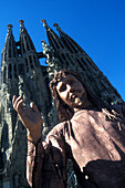 Street artist, Sagrada Familia by Antoni Gaudi, Barcelona, Spain