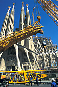 Cranes and workers in front of the basilica Sagrada Familia, Barcelona, Spain, Europe