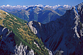 Blick vom Sonnjoch auf Karwendelgebirge im Sonnenlicht, Bayrische Alpen, Oberbayern, Bayern, Deutschland, Europa