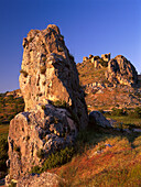 Felsformation und Burgruine unter blauem Himmel, Castillo, Moclin, Provinz Granada, Andalusien, Spanien, Europa