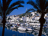 Jachthafen und Häuser im Sonnenlicht, Marina del Este, Costa del Sol, Provinz Granada, Andalusien, Spanien, Europa
