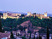 Blick auf die Burg Alhambra am Abend, Granada, Andalusien, Spanien, Europa