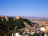 Die Burg Alhambra vom Sacramonte im Sonnenlicht, Granada, Andalusien, Spanien, Europa